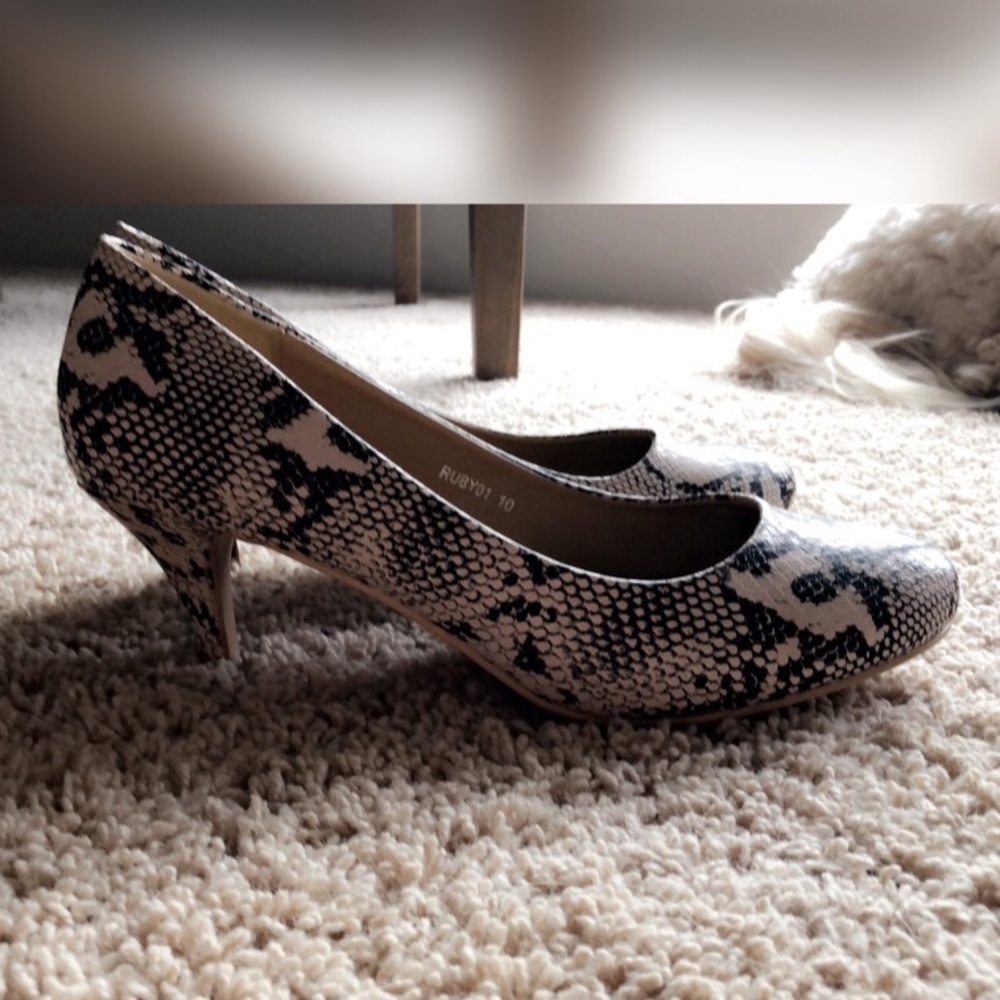 River berry heels. Size 10. Never worn.